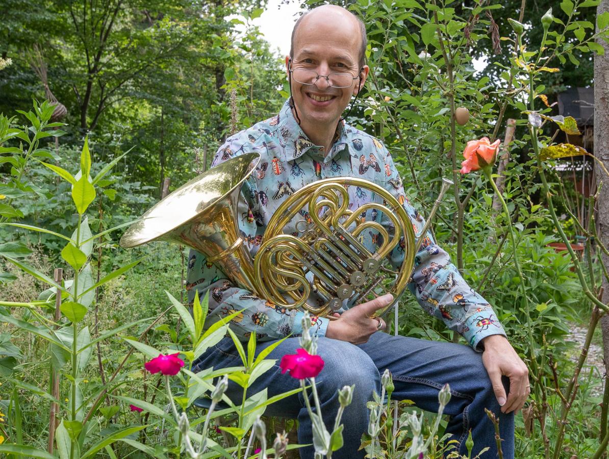 Rainer Bartesch holding his French horn
